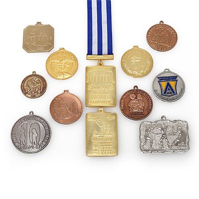 Πρεσαριστά επίχρυσα μετάλλια