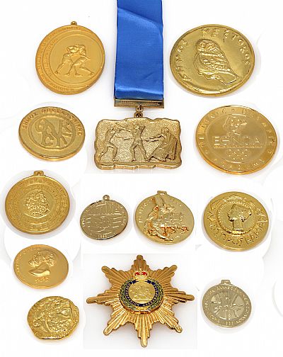 Πρεσαριστά επίχρυσα μετάλλια